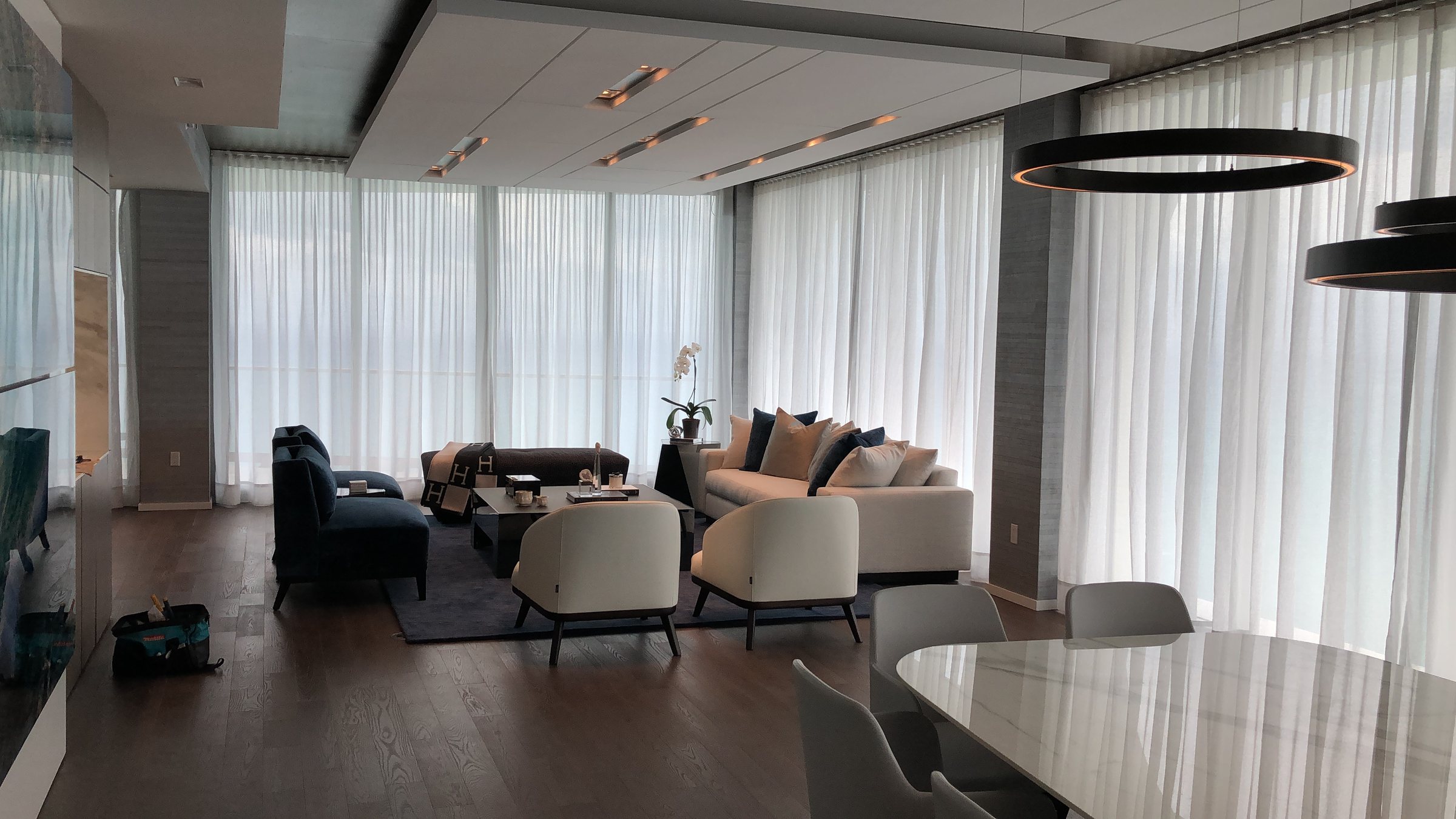 Interior residencial con ventanales amplios y luz natural filtrada
